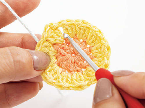 かぎ針で編む「花のモチーフ」1枚でおしゃれな「コースター」を手作りしよう P051_01_W500.jpg