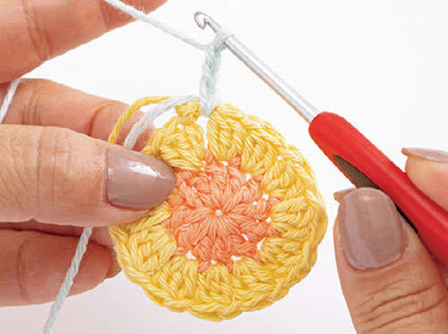 かぎ針で編む「花のモチーフ」1枚でおしゃれな「コースター」を手作りしよう P051_02_W500.jpg