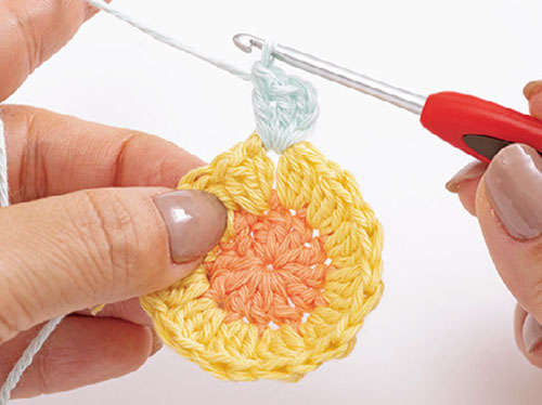 かぎ針で編む「花のモチーフ」1枚でおしゃれな「コースター」を手作りしよう P051_03_W500.jpg