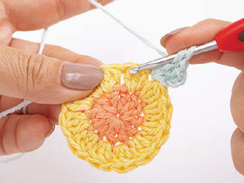 かぎ針で編む「花のモチーフ」1枚でおしゃれな「コースター」を手作りしよう P051_04_W500.jpg