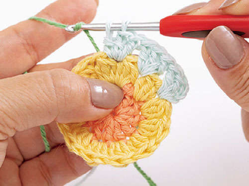 かぎ針で編む「花のモチーフ」1枚でおしゃれな「コースター」を手作りしよう P051_05_W500.jpg