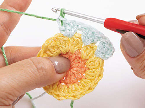 かぎ針で編む「花のモチーフ」1枚でおしゃれな「コースター」を手作りしよう P051_06_W500.jpg