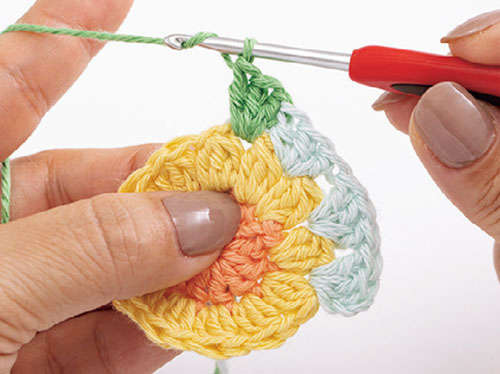 かぎ針で編む「花のモチーフ」1枚でおしゃれな「コースター」を手作りしよう P051_07_W500.jpg
