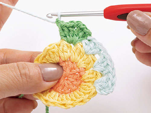 かぎ針で編む「花のモチーフ」1枚でおしゃれな「コースター」を手作りしよう P051_08_W500.jpg