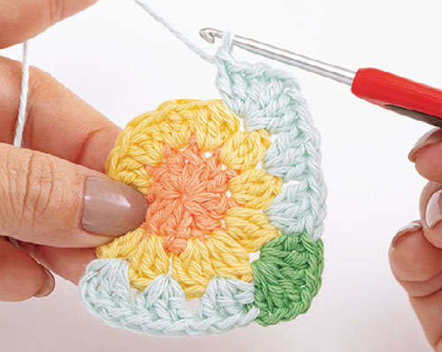 かぎ針で編む「花のモチーフ」1枚でおしゃれな「コースター」を手作りしよう P051_09_W500.jpg