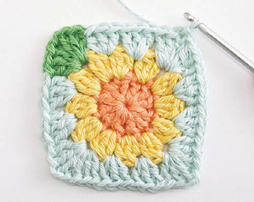 かぎ針で編む「花のモチーフ」1枚でおしゃれな「コースター」を手作りしよう P051_10_W500.jpg