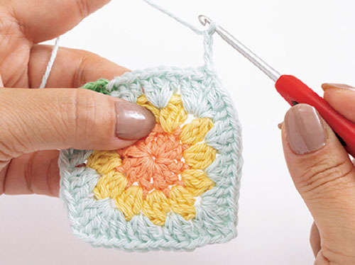 かぎ針で編む「花のモチーフ」1枚でおしゃれな「コースター」を手作りしよう P051_11_W500.jpg