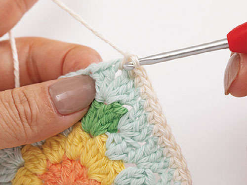 かぎ針で編む「花のモチーフ」1枚でおしゃれな「コースター」を手作りしよう P051_18_W500.jpg