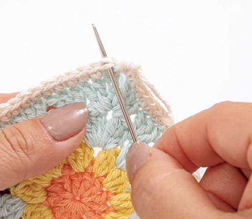 かぎ針で編む「花のモチーフ」1枚でおしゃれな「コースター」を手作りしよう P051_19_W500.jpg
