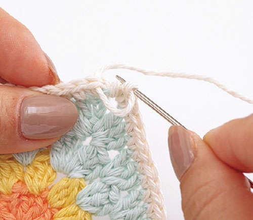 かぎ針で編む「花のモチーフ」1枚でおしゃれな「コースター」を手作りしよう P051_20_W500.jpg