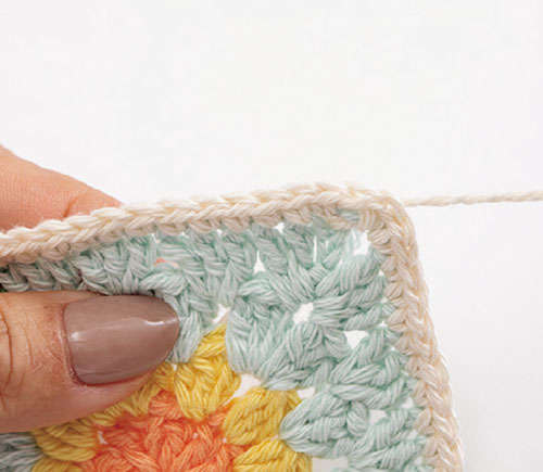 かぎ針で編む「花のモチーフ」1枚でおしゃれな「コースター」を手作りしよう P051_21_W500.jpg