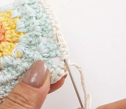 かぎ針で編む「花のモチーフ」1枚でおしゃれな「コースター」を手作りしよう P051_22_W500.jpg