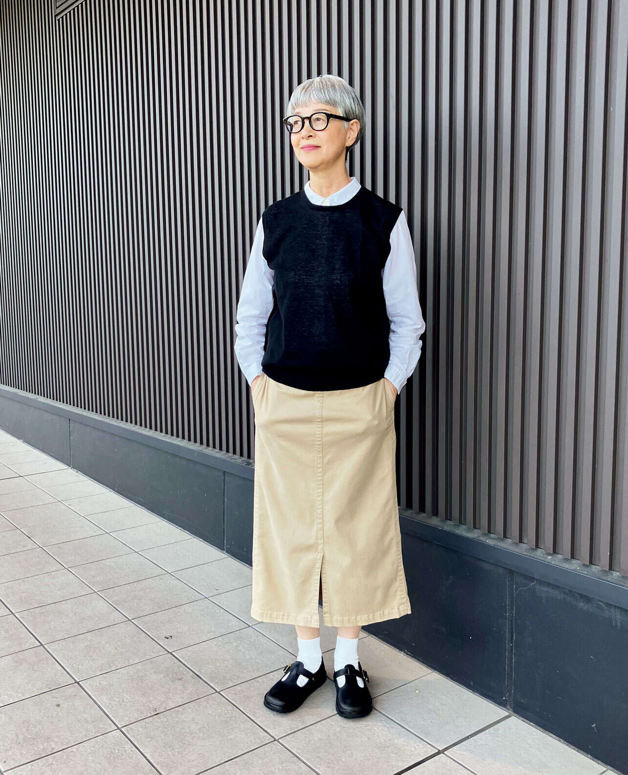 もたつかない「薄手ベスト」の魔法。丸襟ブラウスですっきり見せる、60代大人の春コーデ 春7(1).jpg