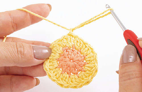 かぎ針で編む「花のモチーフ」1枚でおしゃれな「コースター」を手作りしよう P050_25_W500.jpg