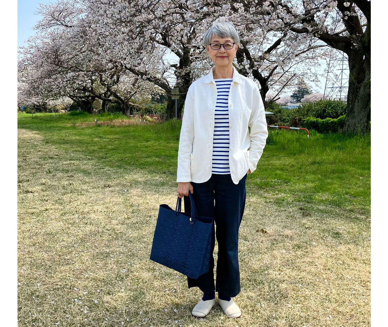 【60代からのおしゃれ】春はブルー×白で軽やかに。カバーオールと小物で遊ぶ大人の統一感 reth春3.jpg