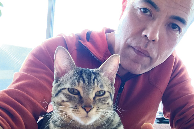 「うちは猫と住むことを考慮した家なんです」田中要次さんにお聞きした「3匹の猫との暮らし」