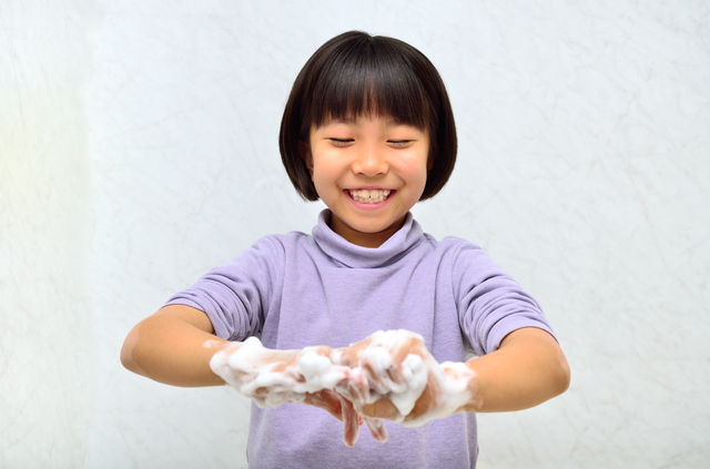 最新技術が採用された「石鹸で洗って読む絵本」で子供たちの未来を救う pixta_10469244_S.jpg