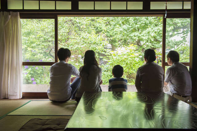 【2026年「七赤金星」の人の運勢】家族に尽くし、信頼を育む。周囲の助けを糧に輝く一年 pixta_16172924_S.jpg