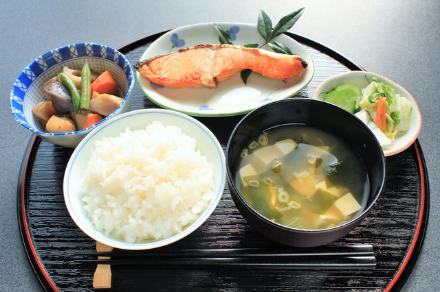 1分間英語でTokyo案内「和食では、料理が小皿やお椀に入れて出されます」 | 毎日が発見ネット
