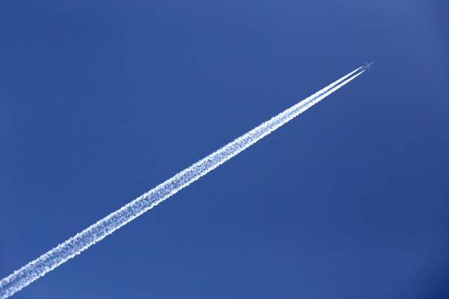 飛行機雲で天気予報 太い雲がなかなか消えないと天気は晴れる 崩れる 身近な科学 毎日が発見ネット