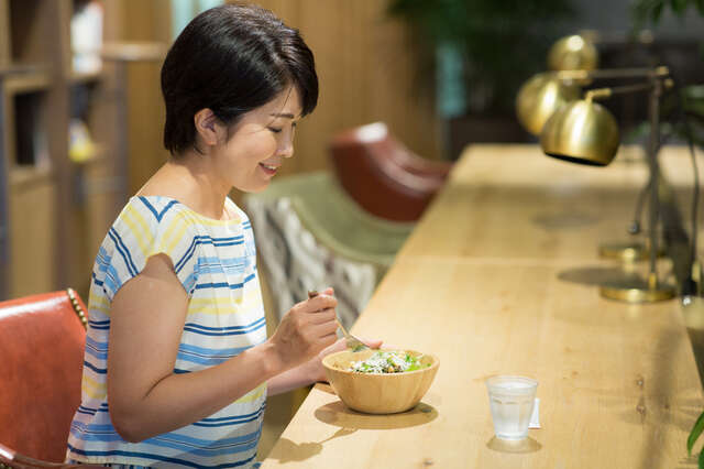 「ひとりごはん」が苦手...でも京都なら楽しめる！女性ひとりでも入りやすいのはこんなお店 pixta_68438511_S.jpg