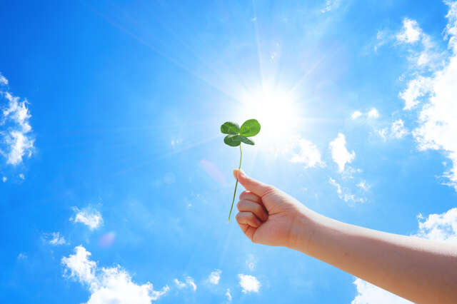 【2026年「八白土星」の人の運勢】自身が輝くことで家族に幸運を招く年。大胆に歩もう！ pixta_90308351_S.jpg