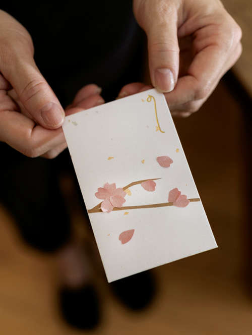 野山よりひと足早く、春の花を紙に咲かせませんか？ 「桜」の切り紙を使ったポチ袋に挑戦しましょう re2202_P054_05_W500.jpg