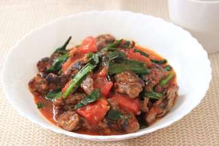 ピリ辛×甘酸っぱさで食が進む！初夏に味わいたいスタミナ満点の「トマトと牛肉のピリ辛炒め」！
