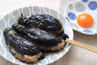 卵黄を絡めて二度おいしい！ 甘辛味と鶏肉のうまみがしっかり染みた「なすの月見つくね」