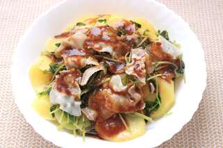 肌へのダメージ蓄積や夏バテの解消に！今嬉しい栄養がたっぷりの「じゃが芋、豚バラ、豆苗の重ね蒸し」！