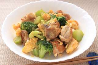 ブロッコリー×卵で栄養網羅！にんにくの風味で箸が進む「ブロッコリーと鶏肉の中華卵炒め」