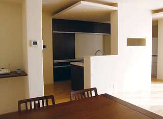 日々の食事を充実させる方法。食卓に置くのは「お気に入りのモノ」だけ！／なんにもない部屋の暮らしかた