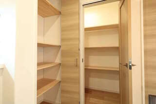 ガラ空きの収納棚と広い洗面所。捨て魔の私が作った快適空間／なんにもない部屋の暮らしかた