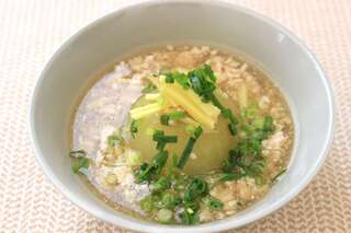 とろりと絡むあんとしょうがが、甘い玉ねぎと相性抜群!「丸ごと玉ねぎのそぼろあん」【作ってみた】