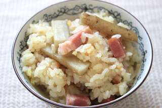 みそとしょうがの風味が食欲をそそる！食物繊維もたっぷりな「たたきごぼうとベーコンのしょうが炊き込みごはん」