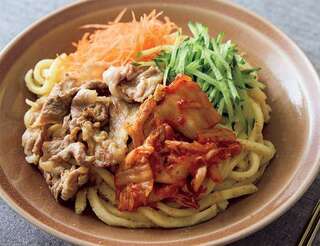 【物価高に負けないレシピ】ピリ辛キムチとごまだれで楽しむ「ビビンうどん」