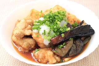 冷やしてもおいしい＆作り置きにも！じゅわっと溢れるだし汁が魅力の「なすと鶏肉、豆腐の揚げだし」