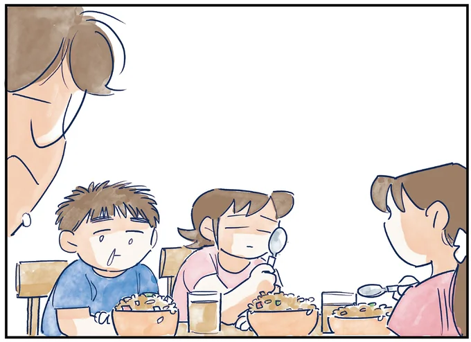 夕食は父が作る特製チャーハン！ 子どもたちも協力し、力作ができたが...え？／育児の全部 楽しんでます。 01-09.webp