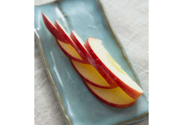いつものお弁当がワンランクアップ！ 見栄えがちょっと寂しいときに...お弁当に使える「飾り切り」 りんごの木の葉.jpg