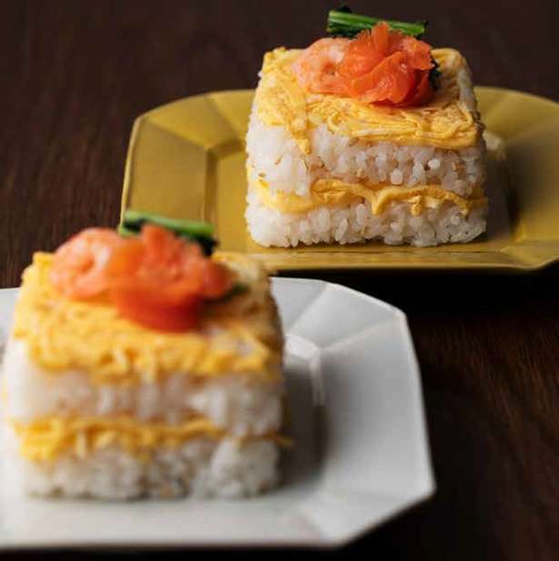 豆腐の空きパックで！かんたん華やか「たまご押し寿司」のレシピ【人気Youtuber直伝】