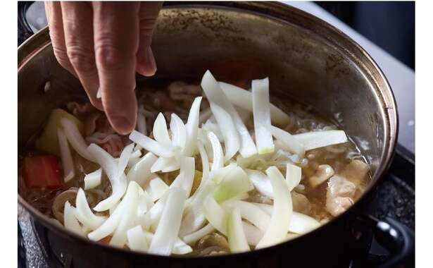 人気老舗割烹の社長が、簡単に再現できるプロの技を伝授！豚肉で作る「肉じゃが」のレシピ 14351592_615.jpg