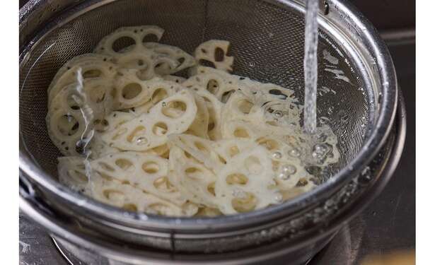 家庭料理を「割烹の知恵」で格上げ！ひと手間で格段においしい「きんぴられんこん」のレシピ 14351650_615.jpg