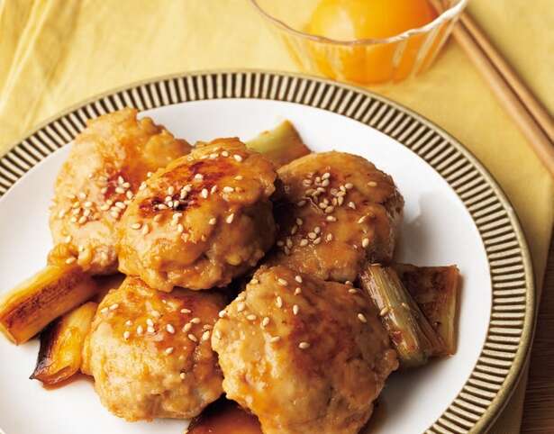 かさ増し食材が節約にも効果あり！フライパン1つでできる「鶏つくねぎま」のレシピ