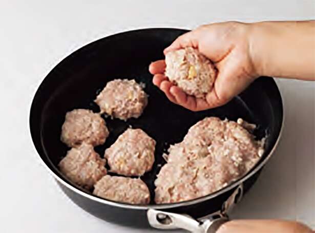 かさ増し食材が節約にも効果あり！フライパン1つでできる「鶏つくねぎま」のレシピ 14386131_615.jpg