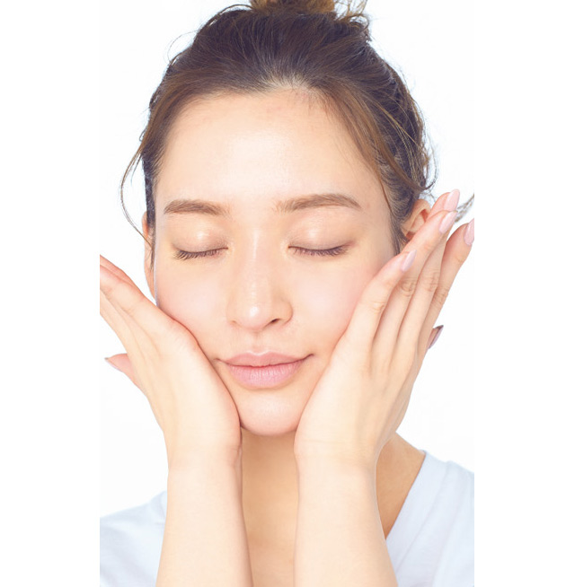 乾燥しらずのもっちり肌に！ モデル・野崎萌香さん教える美肌のための「化粧水のスキンケア法」 153-004-024-1a.jpg