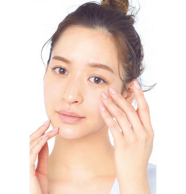 乾燥しらずのもっちり肌に！ モデル・野崎萌香さん教える美肌のための「化粧水のスキンケア法」 153-004-024-2a.jpg