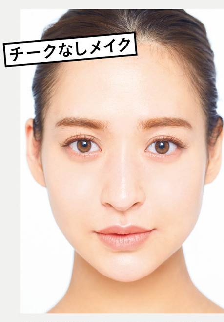 目からあごまでの距離で「顔の印象」は変わります。モデル・野崎萌香さんの「頬下を短く見せるチークの入れ方」 153-007-045-2.jpg