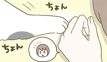 猫がちょんちょん。床で寝る飼い主を心配してる...かと思ったら/うちの猫がまた変なことしてる。7