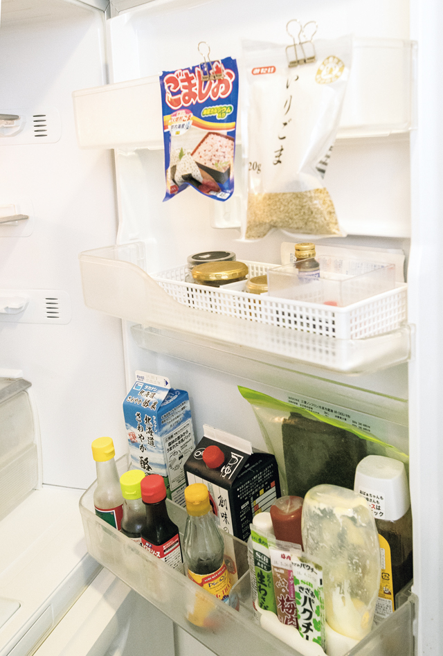 冷蔵庫内のあちこちに散らばる整理用「プラ容器」。本当に必要？ 1805p024_02.jpg