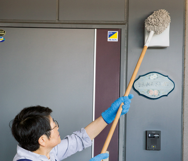 掃除手袋とハンディ掃除機が大活躍！「玄関1時間すっきり大掃除」のススメ 1912p027_04.jpg
